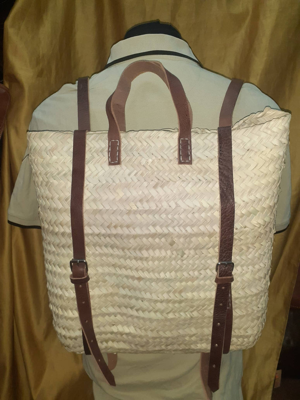 Cuadrada mochila de paja y cuero