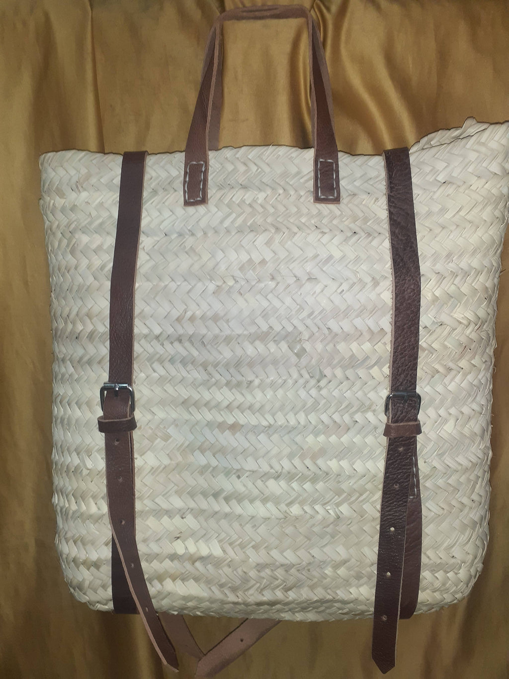 Cuadrada mochila de paja y cuero