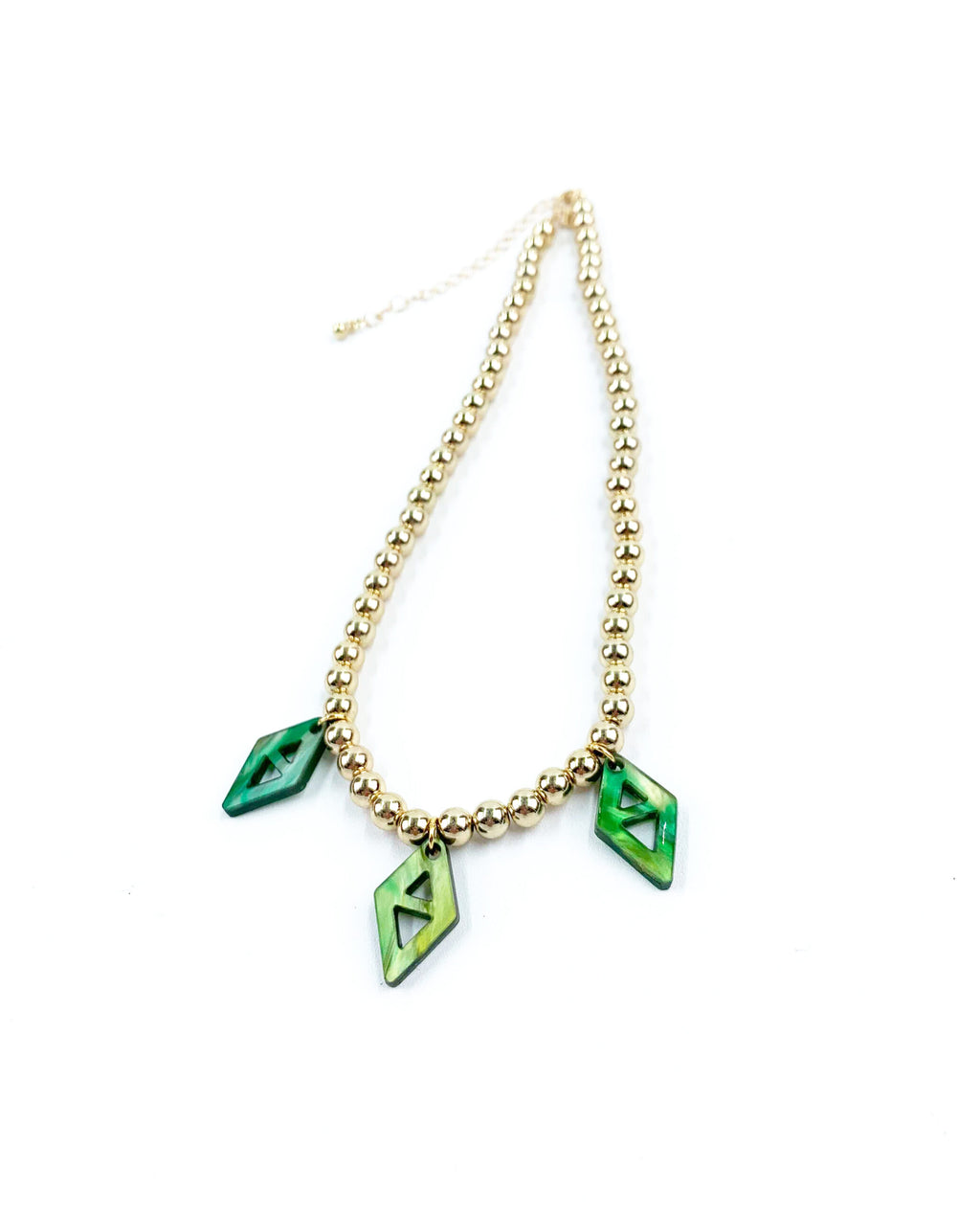 Elegante collar de mujer de cuentas doradas