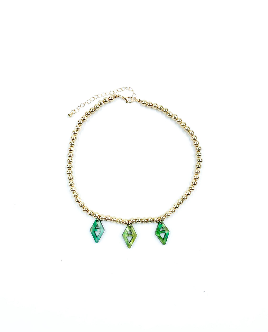 Elegante collar de mujer de cuentas doradas