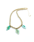 Elegante collar de mujer de cuentas doradas
