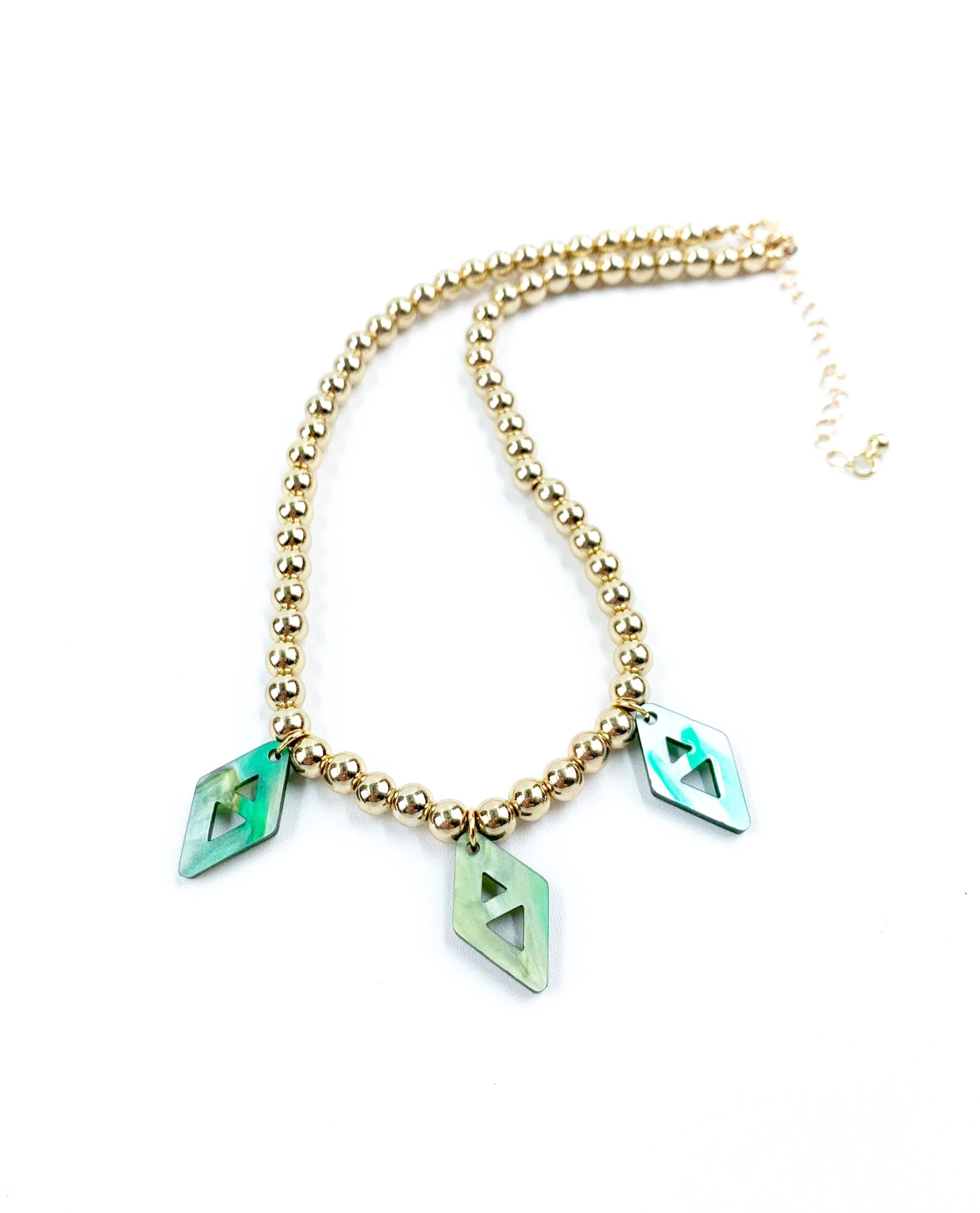 Collar elegante de cuentas doradas para mujer