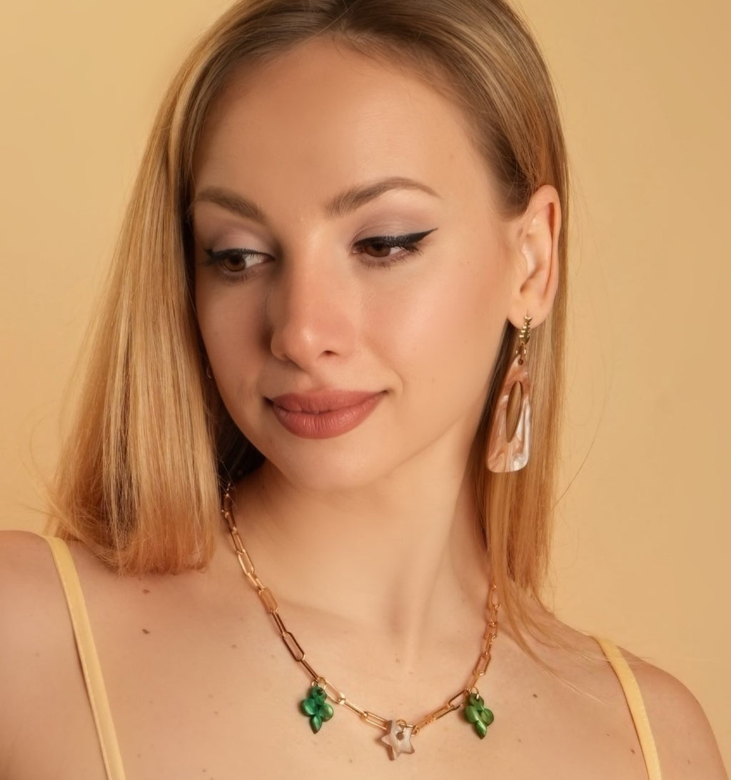 Aretes dorados con pieza marmolada marrón