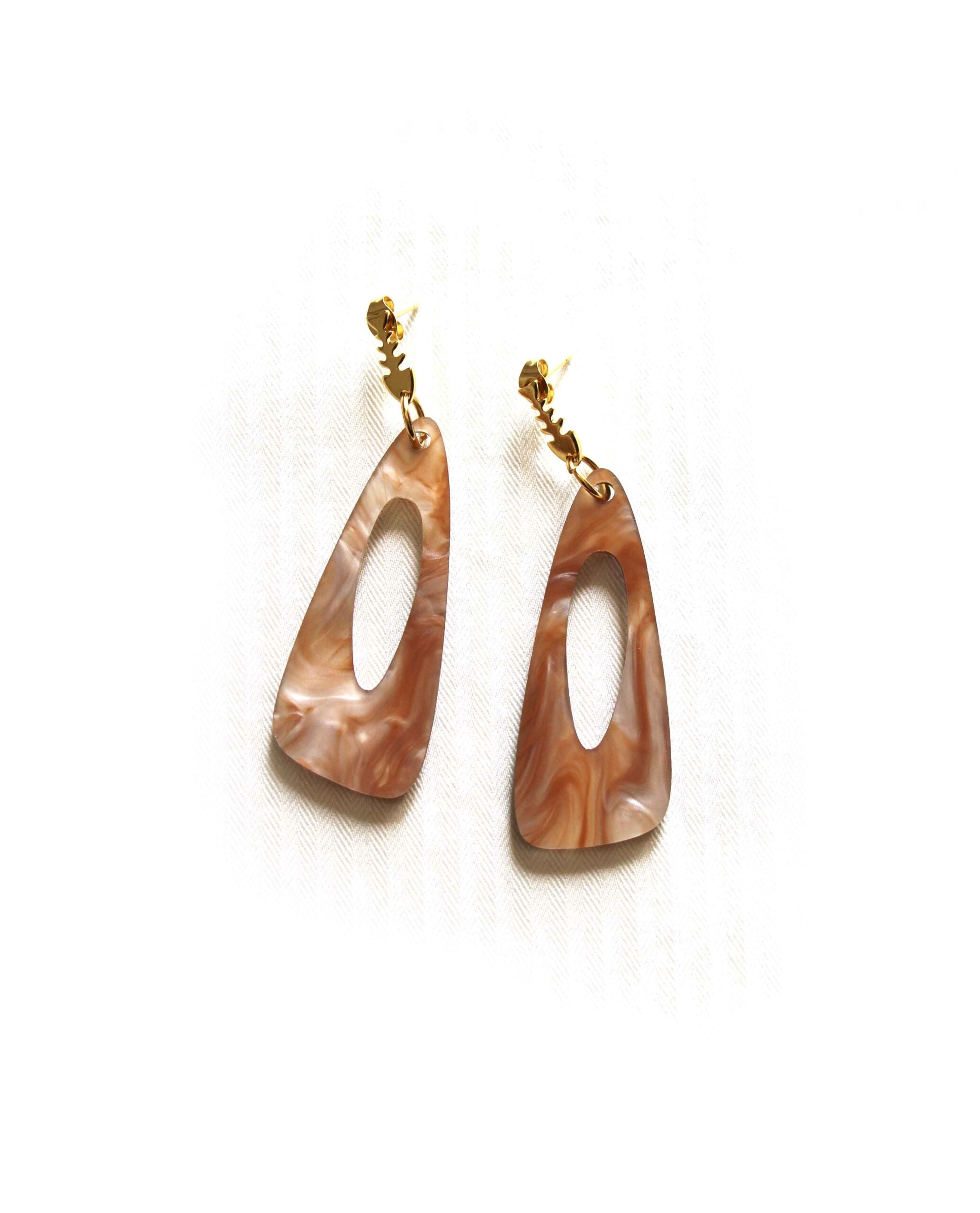Aretes dorados con pieza marmolada marrón