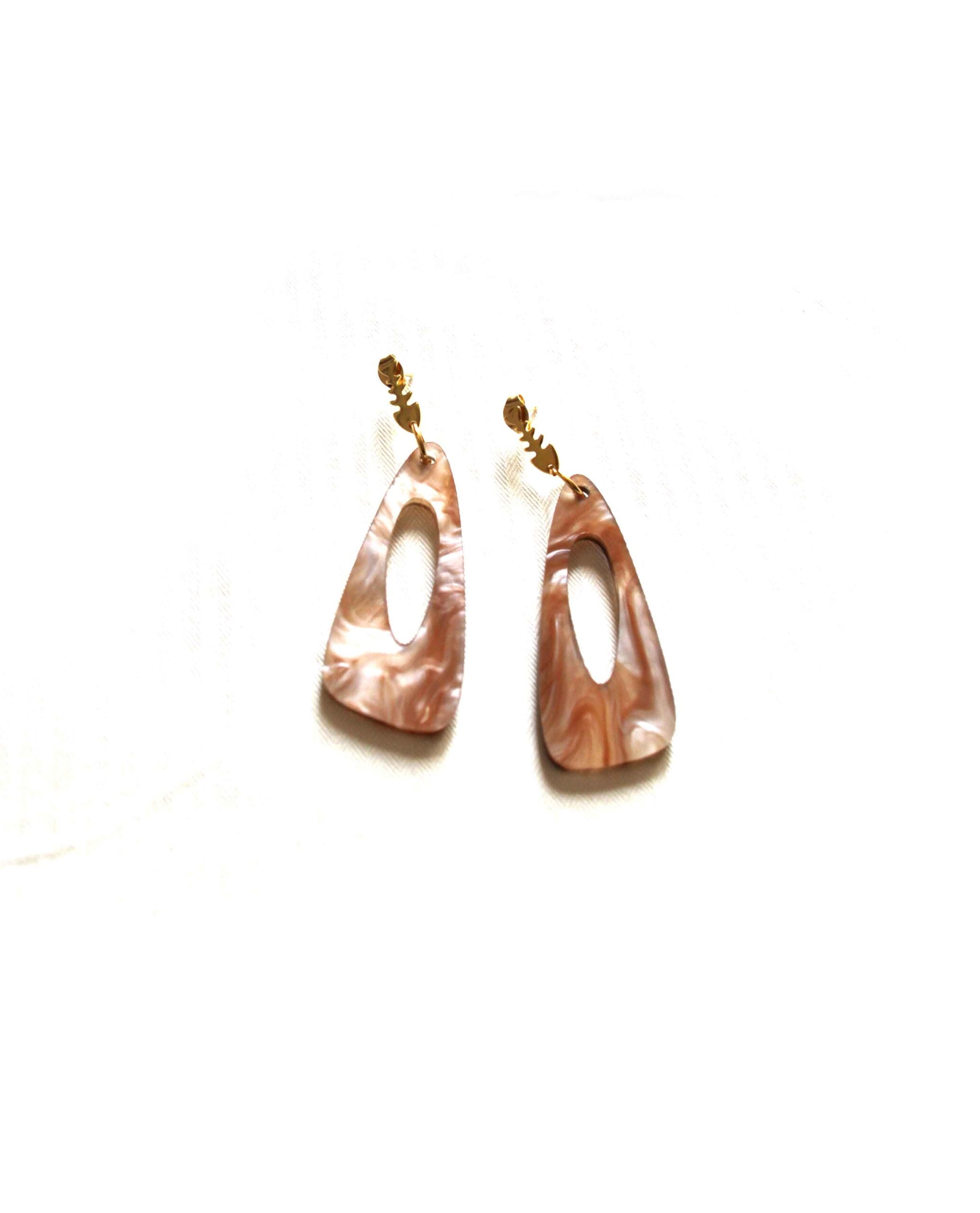 Aretes dorados con pieza marmolada marrón
