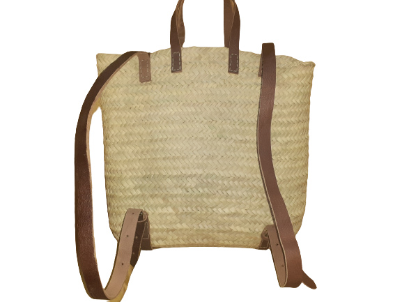 Cuadrada mochila de paja y cuero