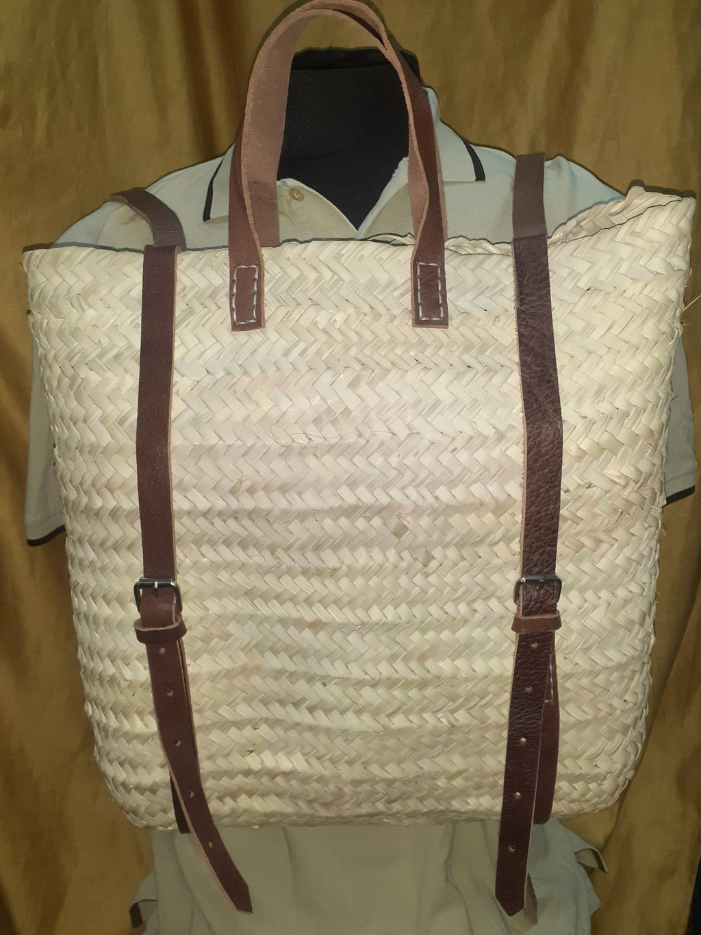 Cuadrada mochila de paja y cuero