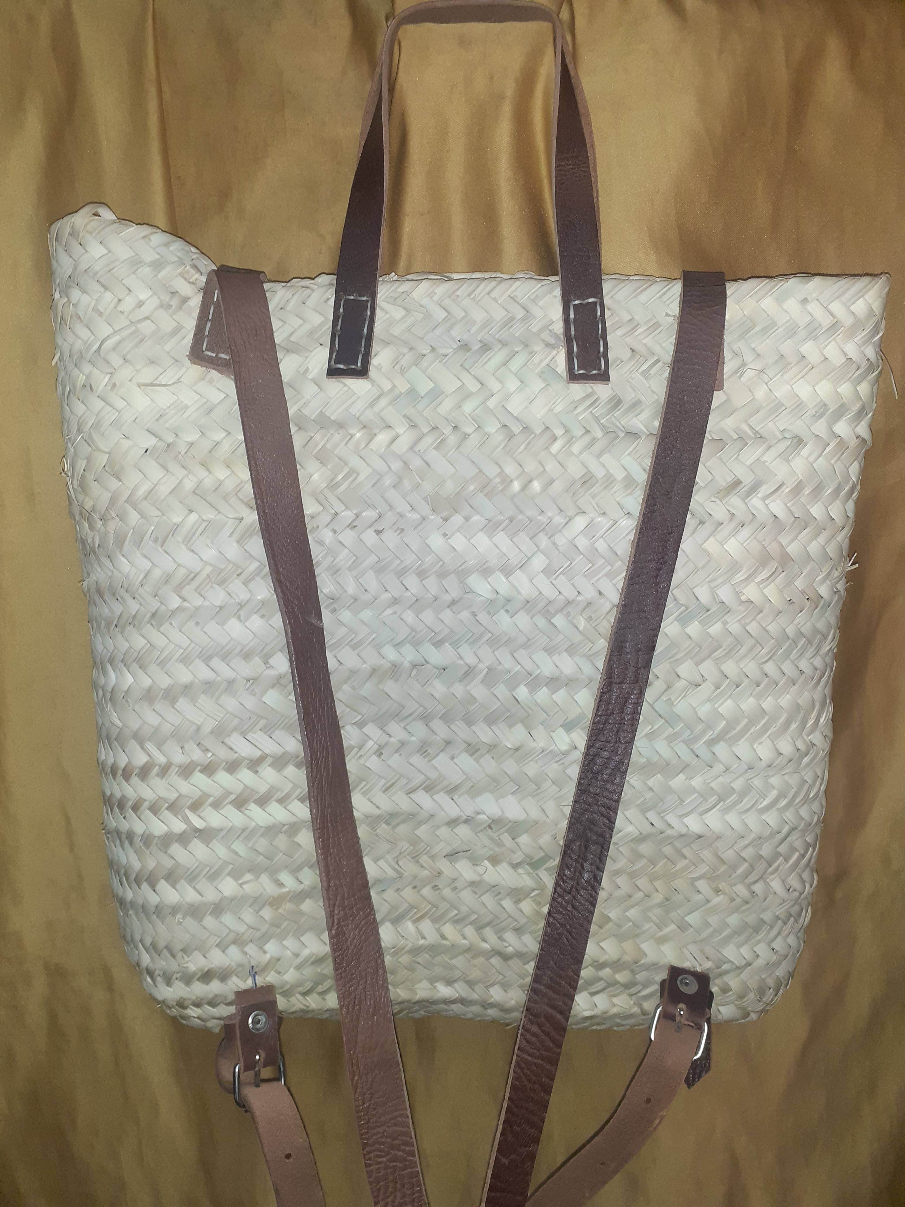 Cuadrada mochila de paja y cuero