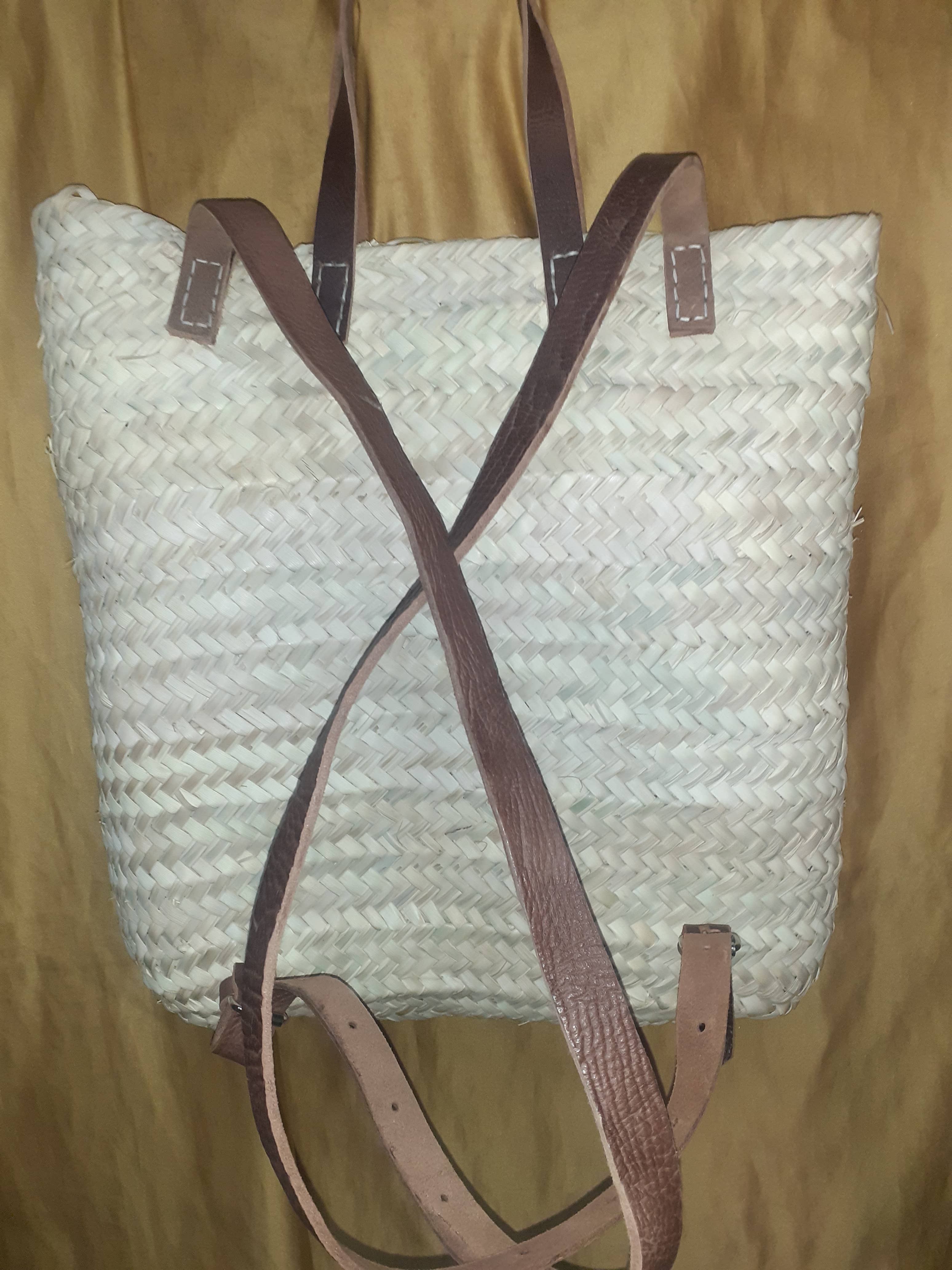 Cuadrada mochila de paja y cuero